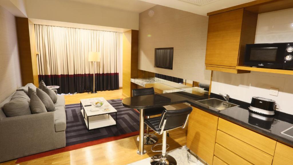 Avari Tower Karachi - image 2