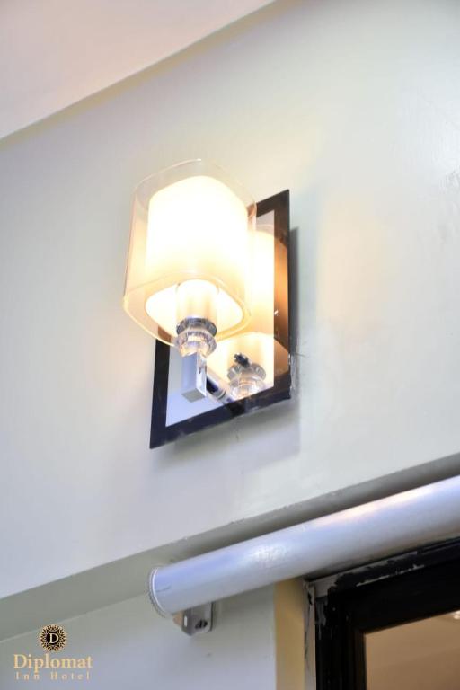 Diplomat Inn Hotel - image 2