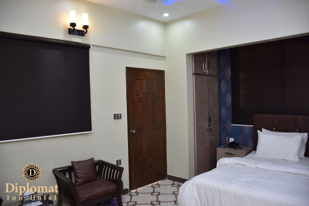 Diplomat Inn Hotel - image 4