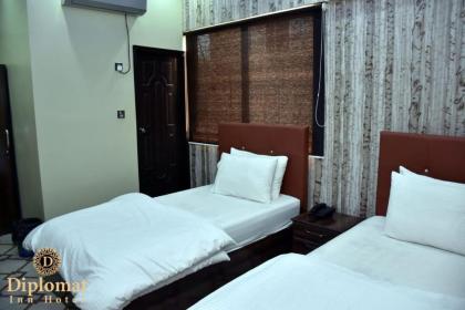 Diplomat Inn Hotel - image 7