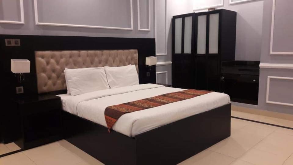 Galaxy Inn Guest House - image 2