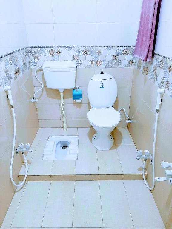 Galaxy Inn Guest House - image 4
