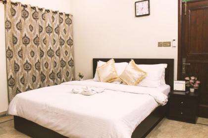 Luxury Living Rooms near Airport Agha Khan Neuplex Cinema Stadium - image 9