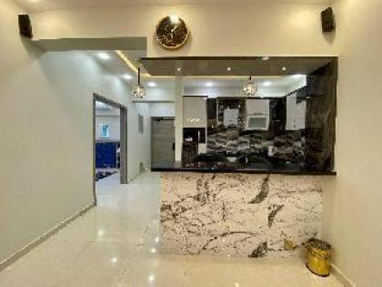 Elegant & Spacious 2br family aptSharah e Faisal - image 10