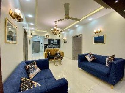 Elegant & Spacious 2br family aptSharah e Faisal - image 12