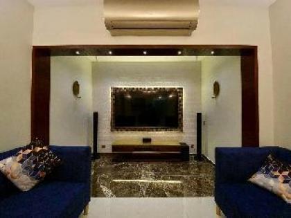 Elegant & Spacious 2br family aptSharah e Faisal - image 13