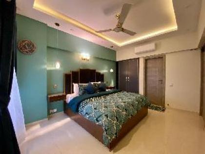 Elegant & Spacious 2br family aptSharah e Faisal - image 5