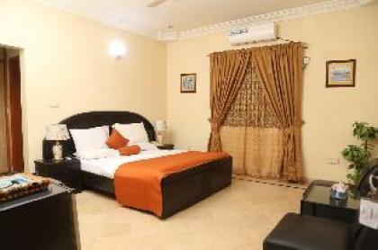 LUXURY INN - DELUXE ROOM - image 6