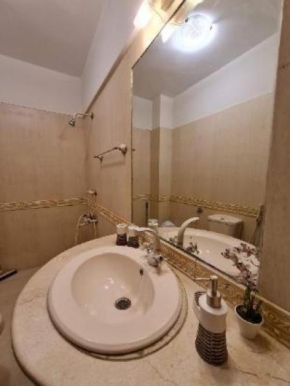 Zaha Home: Shahvar Manzil-3br aptBukhari CommDHA - image 8