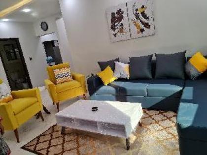 Zaha Home:Najaf Mahal Apt-2br spacious & cheerful - image 2