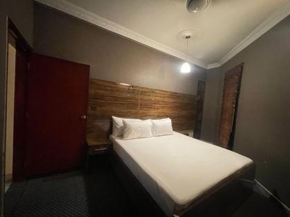 Hotel 12 O'clock - image 6