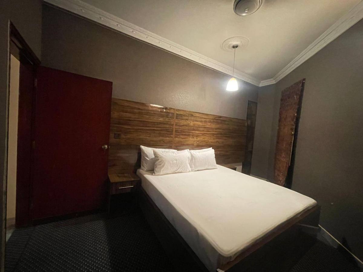 Hotel 12 O'clock - image 6