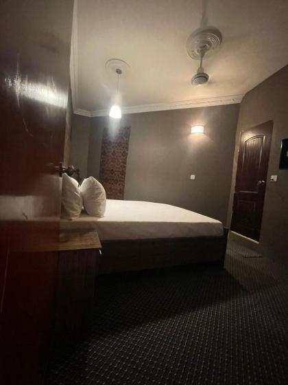 Hotel 12 O'clock - image 7