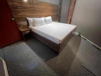 Hotel 12 O'clock - image 8