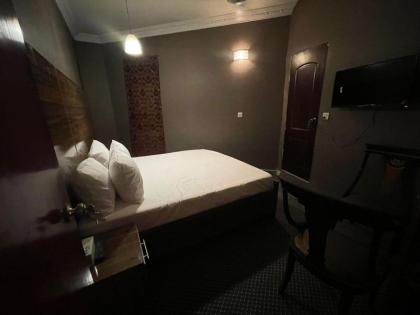 Hotel 12 O'clock - image 9