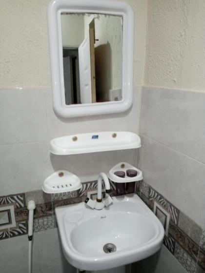 Hill view Guest House near continental bakery Johar Darul sehat Agha khan and Liaqat Hospital - image 14