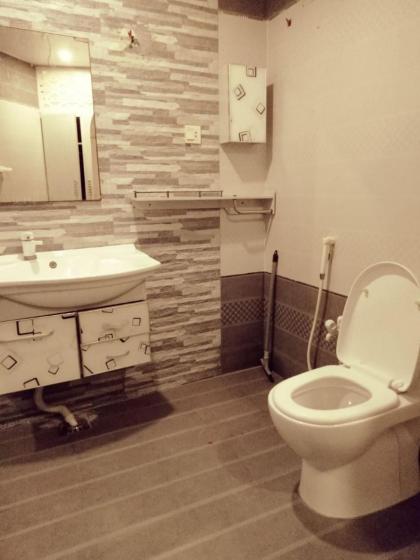 Hill view Guest House near continental bakery Johar Darul sehat Agha khan and Liaqat Hospital - image 28