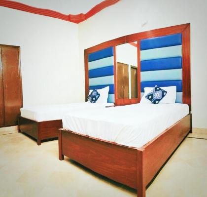 Guest House Rashid Manhas Road Near Mallinum Mall & Agha Khan hospital - image 1