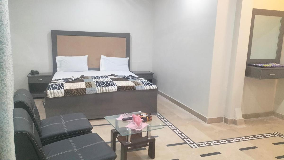 Guest House Rashid Manhas Road Near Mallinum Mall & Agha Khan hospital - image 3