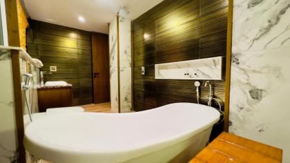 Signature By Hotel Crown Inn - image 17