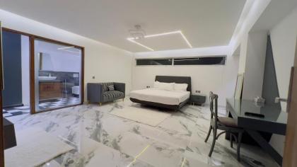 Signature By Hotel Crown Inn - image 23