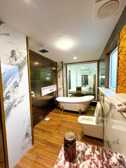Signature By Hotel Crown Inn - image 4