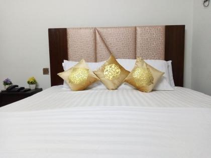 Millennium Hotel Rooms & Apartments - image 11